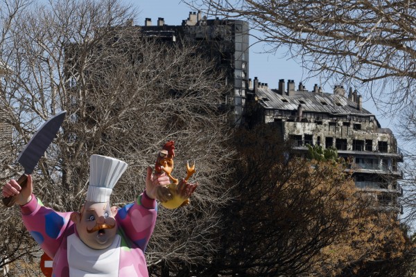 El artista deja a medio plantar la falla infantil de la comisión del edificio incendiado

