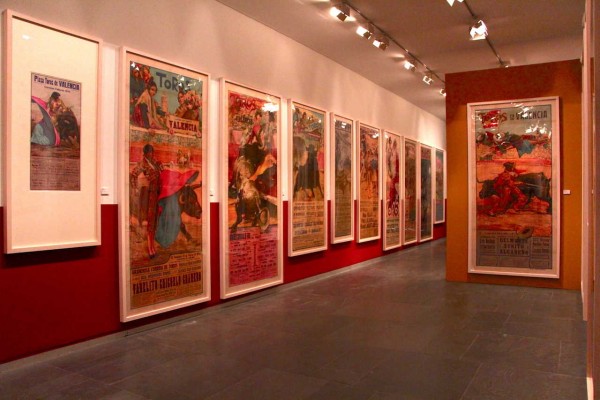 De los ilustradores clásicos a Mariscal: el MuVIM rescata los carteles taurinos valencianos del Archivo de la Diputación