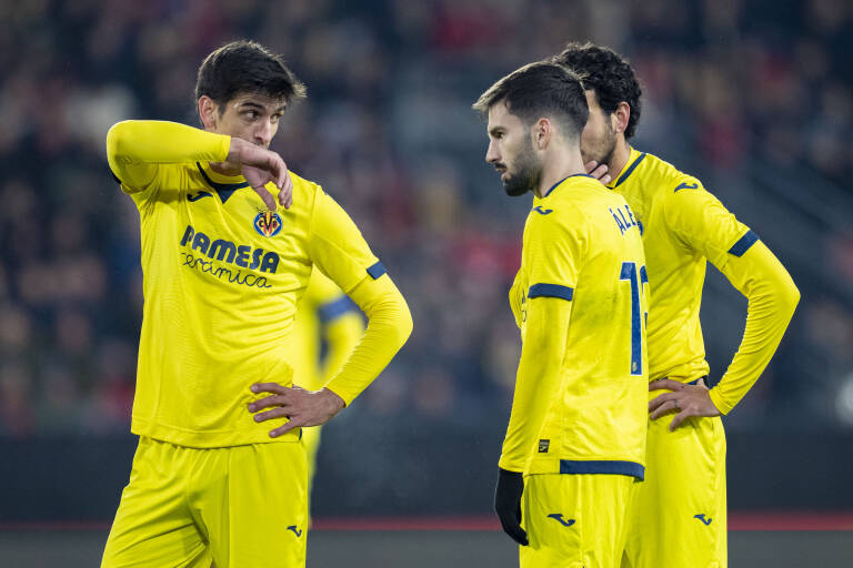Gerard Moreno habla con Álex Baena y Dani Parejo durante el Stade Rennes - Villarreal del pasado 14 de diciembre. VILLARREAL CF - 