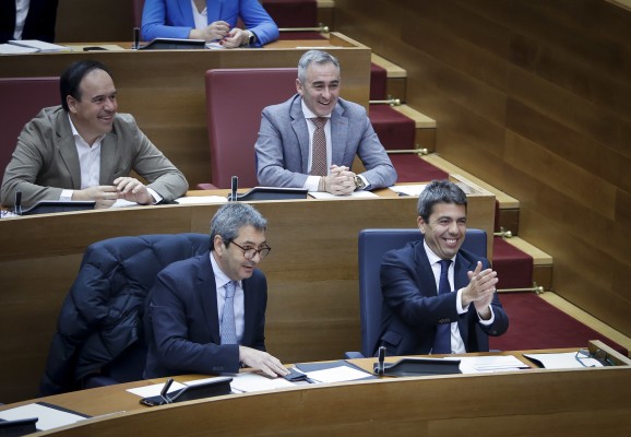 Mazón ignora los ataques de la oposición por ser rehén de Vox e insiste en investigar los contratos de la pandemia