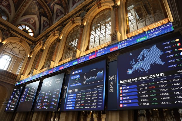 El Ibex 35 retrocede un 0,6% en la sesión y pierde los 10.500 enteros