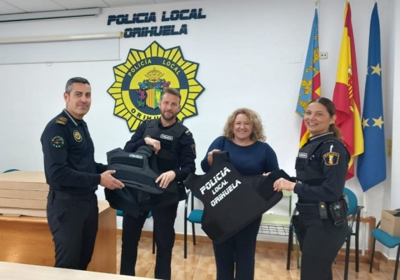Orihuela dota a la Policía Local de chalecos antibalas con una inversión de 31.000 euros
