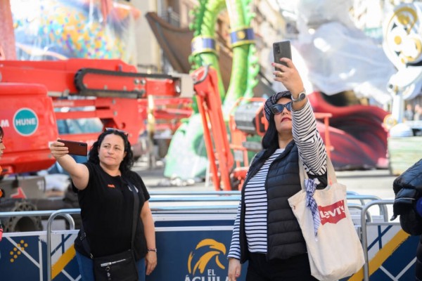 Casi dos millones de turistas internacionales y un 30% más de gasto en Fallas y Semana Santa