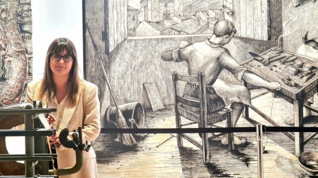 Andrea Paños llega al Museo del Calzado de Elda para darle 