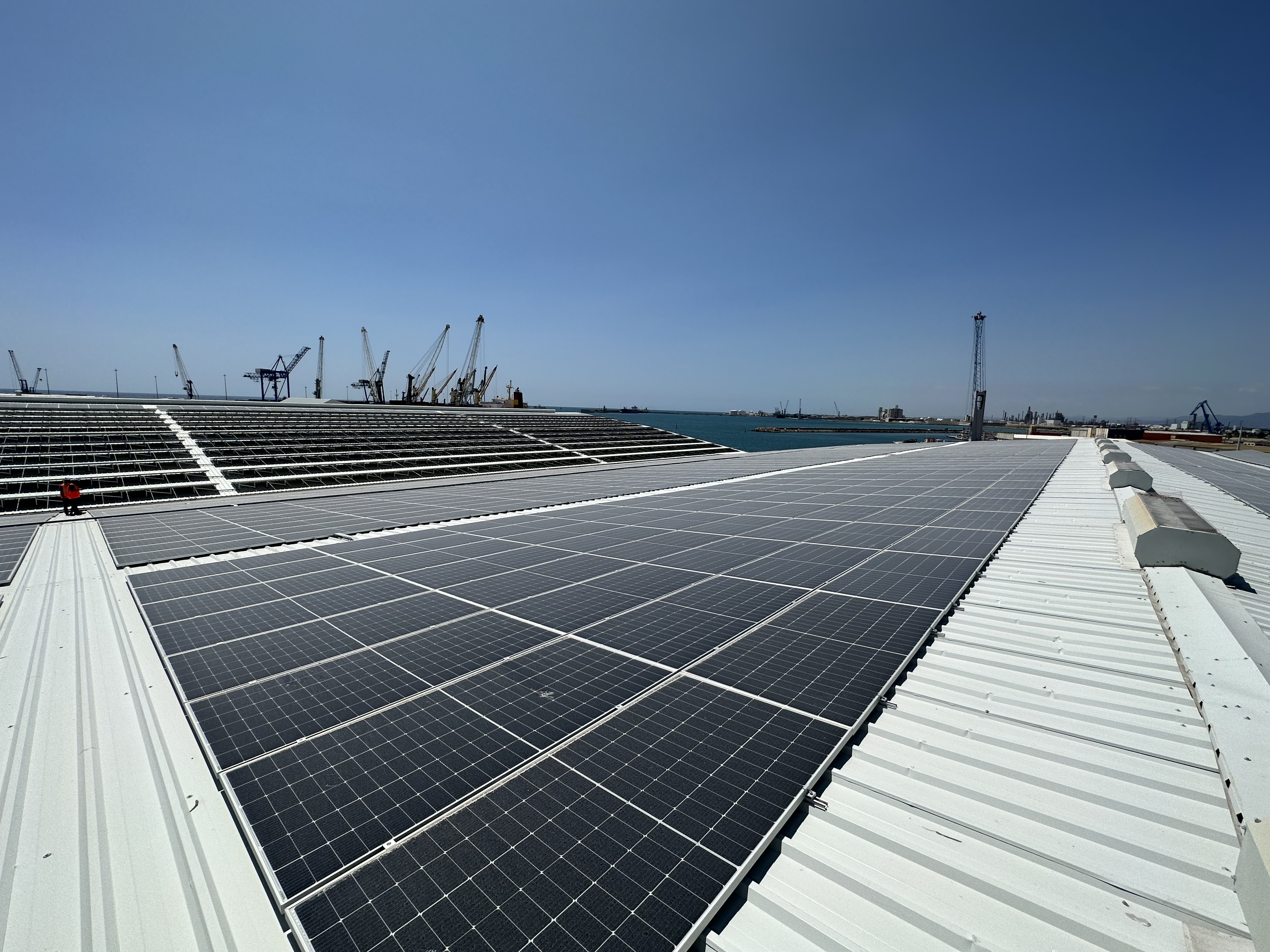Bulk Cargo instala 5.500 paneles solares en su sede del puerto para reducir un 25% su factura eléctrica


