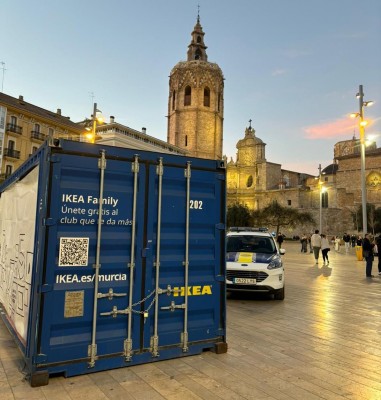 El Ayuntamiento ordena retirar un contenedor de Ikea en plena plaza de la Reina por falta de licencia