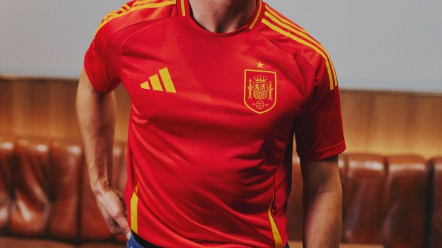 La selección española jugará la EURO de Alemania con una camiseta inspirada en el clavel y el mar