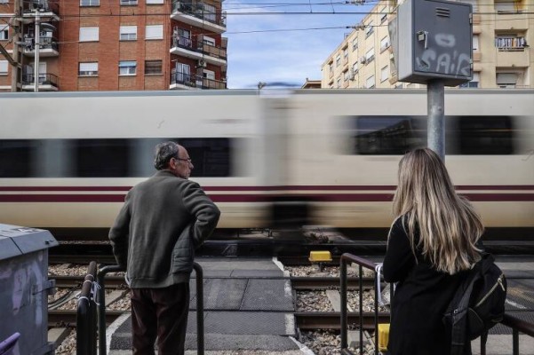 Les Corts exigen al Gobierno que destine 130 millones en 2024 para el soterramiento de Alfafar