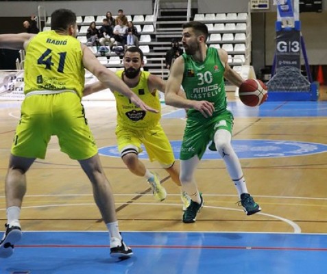 El Amics Castelló vuelve a ahogarse en la orilla y se complica seriamente la permanencia
