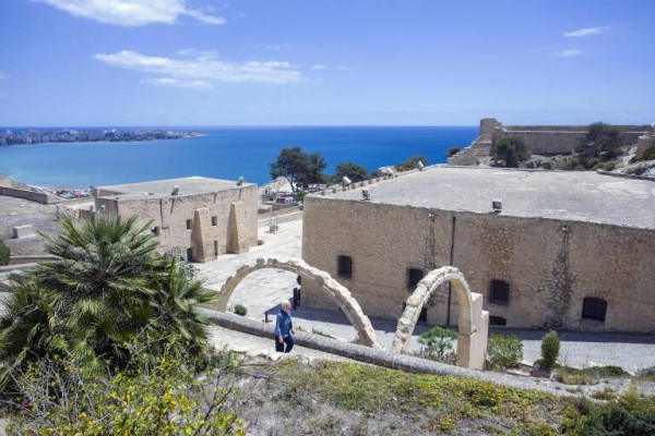 El Castillo de Santa Bárbara acoge la muestra 'Guardianes de piedra' sobre fortalezas de Alicante