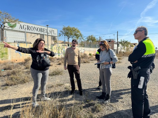 La Policía de San Vicente redactará un informe sobre los solares con residuos de Los Manchegos