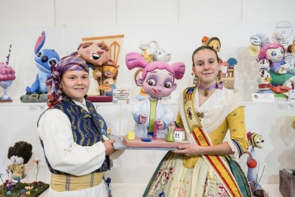 Una niña científica y una buceadora ganan los premios al 'ninot' de la Ciutat de les Arts
