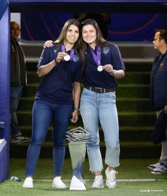El Ciutat ovaciona a Alba y Méndez, campeonas con España de la Liga de Naciones
