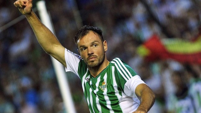 Westermann abandona la concentración para negociar su futuro