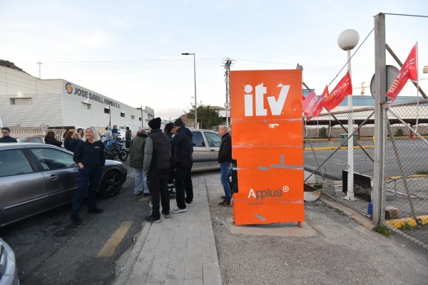 Representantes de talleres mecánicos bloquean el acceso a la ITV de Alicante
