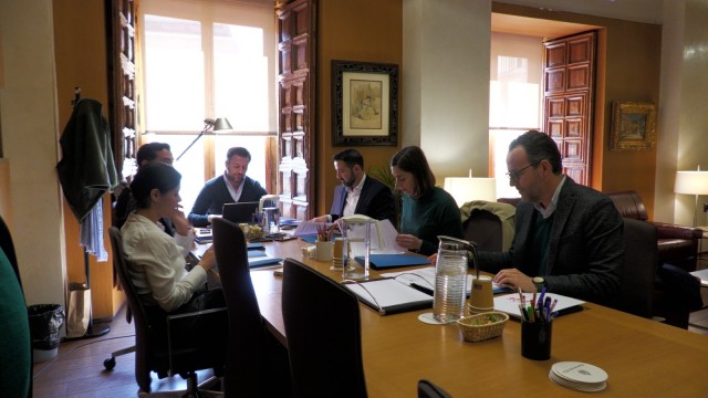 Primera toma de contacto de bipartito de Elche y oposición para abordar el plan de empleo