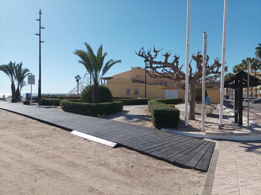 El alumnado-trabajador del Taller de Empleo de Nules acondiciona y mejora la playa del municipio 