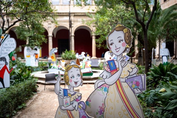 La falla infantil del Ayuntamiento toma el claustro del Centre del Carme 