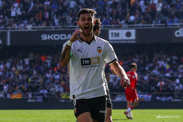 Hugo Duro llega a los cien partidos con el Valencia en su mejor momento
