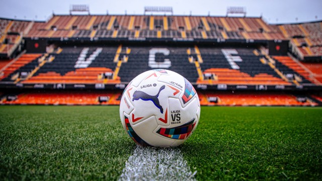 El Valencia estrena el balón de la campaña de LaLiga vs. Racism por Puma