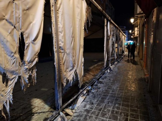 La falla Juan de Aguiló de València amanece con su carpa quemada