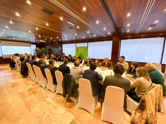 Antelo detalla su reforma de la ley del Mar Menor ante una quincena de patronales, asociaciones y organizaciones agrarias