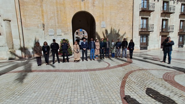 Elche guarda un minuto de silencio por el 20 aniversario del 11M
