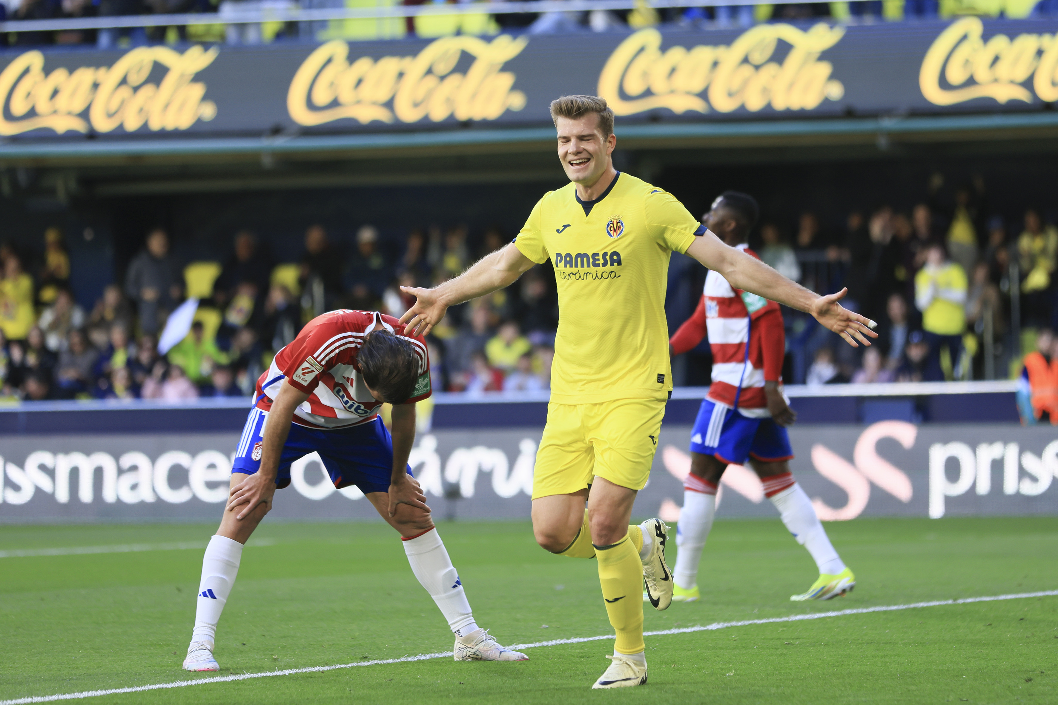 Alexander Sørloth  celebra uno de sus tantos contra el Granada. CARME RIPOLLÉS  - 