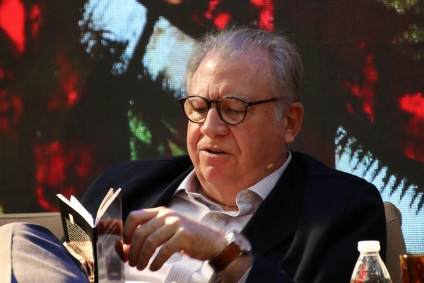 La editorial Olé libros homenajea al poeta valenciano Jaime Siles