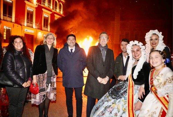 Alicante y Murcia se hermanan con el fuego en la 'cremà' de las Convivencias de las 77 candidatas a Bellesa del Foc