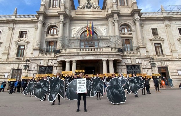 Una concentración pide acabar con la feria taurina de las Fallas y critica que se 