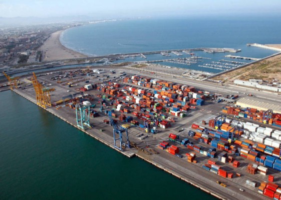 El desvío de buques por falta de estibadores ya afecta a un 30% del tráfico del Puerto de Valencia