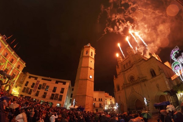 Música, teatro y pirotecnia toman la plaza Mayor con el Vítol para despedir la Magdalena