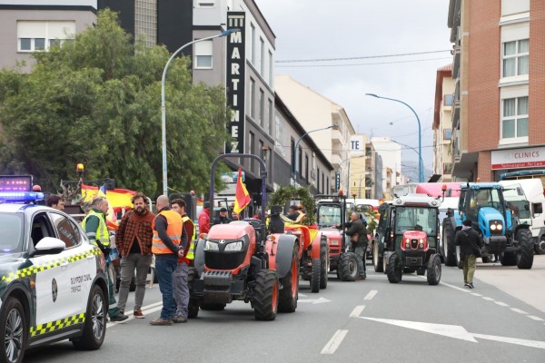 Una protesta de 50 vehículos y 100 agricultores protagonizan la primera tractorada de la Marina Alta  