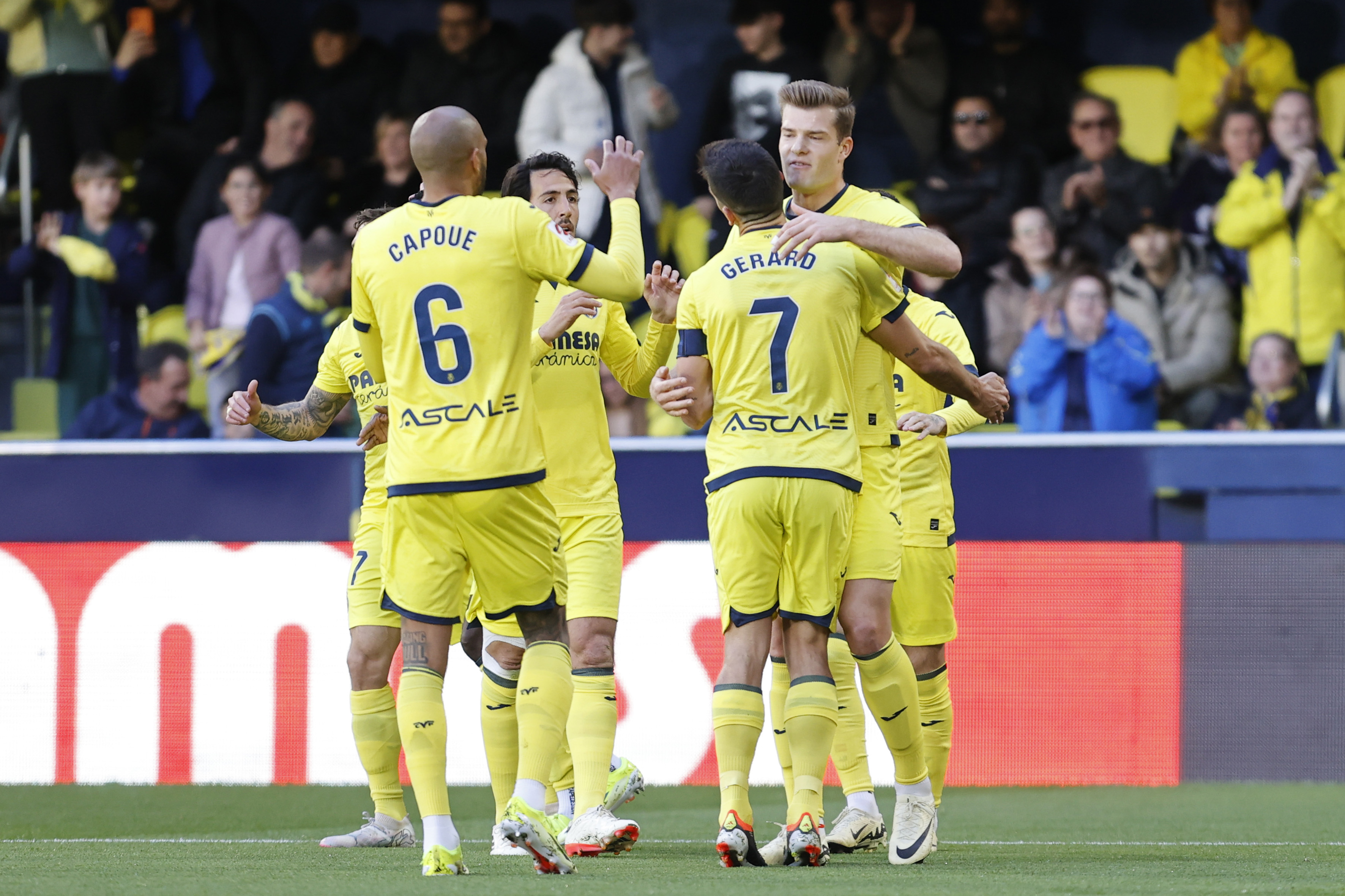 Los futbolistas del Villarreal celebran uno de sus goles contra el Granada. CARME RIPOLLÉS - 