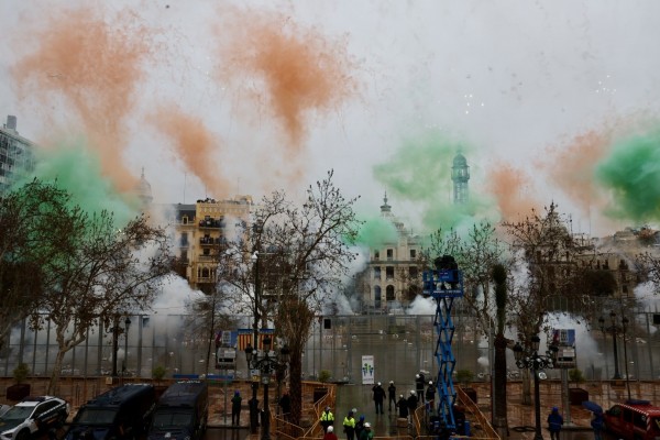 Tamarit rinde homenaje a la Capitalidad Verde y a la naranja en una 'mascletà' pasada por agua