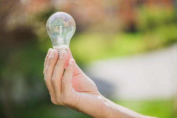 La luz sigue pulverizando mínimos y se pagará a 0,54 euros/MWh este domingo