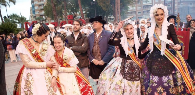El 'mar de mantillas' de las candidatas a Bellesa del Foc vibra en Murcia con la mascletà