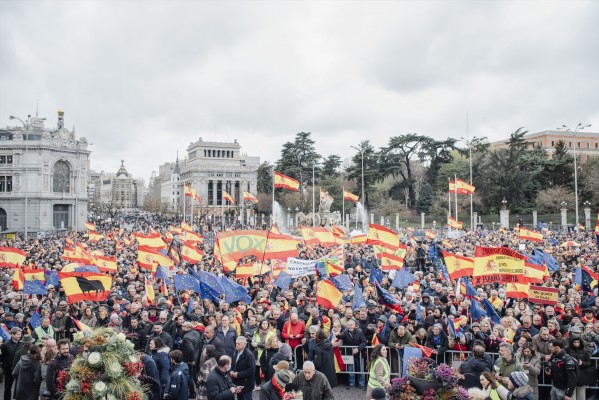 Miles de personas desbordan Cibeles para exigir la dimisión de Sánchez respaldadas por PP y Vox