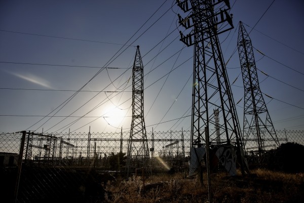 El precio de la luz se desploma este sábado a un mínimo en la última década de 0,59 euros/MWh