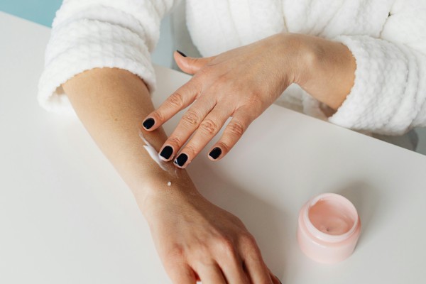 Compromís reclama medidas para combatir los usos inadecuados de cosméticos en las niñas
