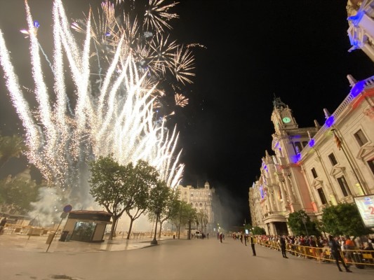 Un piromusical interactivo con música de Lennon y dedicado a la paz ilumina el domingo València