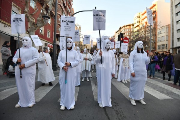 Miles de personas marchan en Alicante en el 8M para defender la agenda feminista