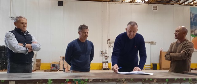 El Ayuntamiento cede a los agricultores alteanos las instalaciones de la antigua cooperativa para la campaña del níspero