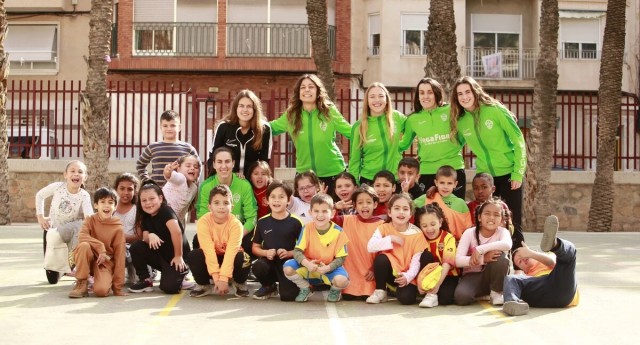 Las jugadoras del Elche Femenino comparten experiencias con los alumnos de varios colegios