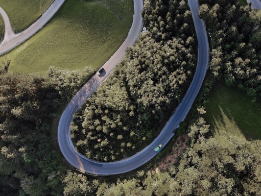 La primera tecnología de seguridad conectada de Volvo Cars ahora puede alertar a los conductores sobre accidentes que se avecinan