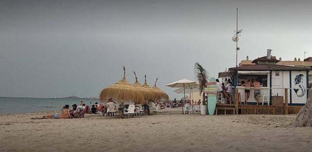 Costas autoriza la instalación de los chiringuitos en las playas de Cartagena esta Semana Santa  