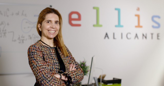 Nuria Oliver: 