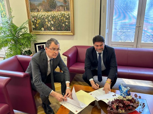 Alicante y Murcia sellan un acuerdo para la promoción turística, cultural y de fiestas