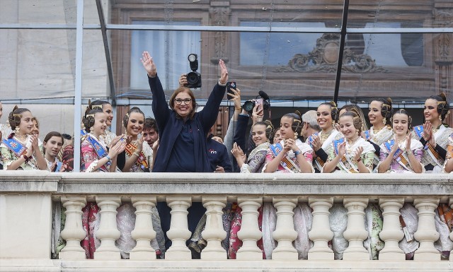 
Reyes Martí tiñe de morado el cielo de València en una 'mascletà' de homenaje a las mujeres